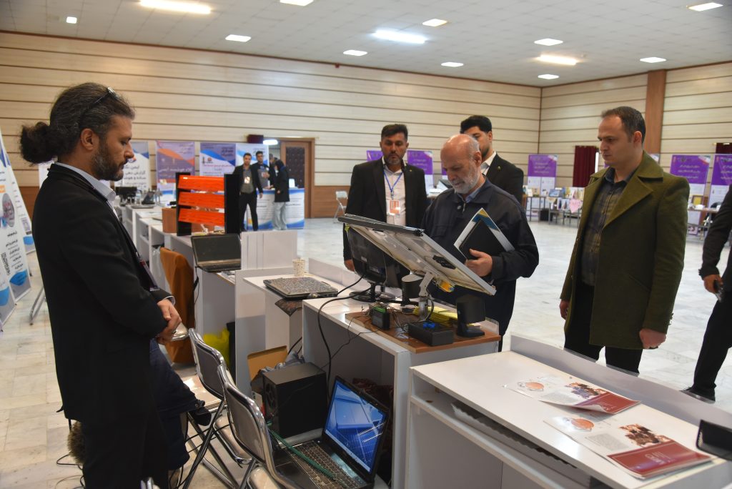 بازدید دکتر محجوب از نمایشگاه همایش ملی پژوهش کار مبتنی بر اقتصاد دانش بنیان