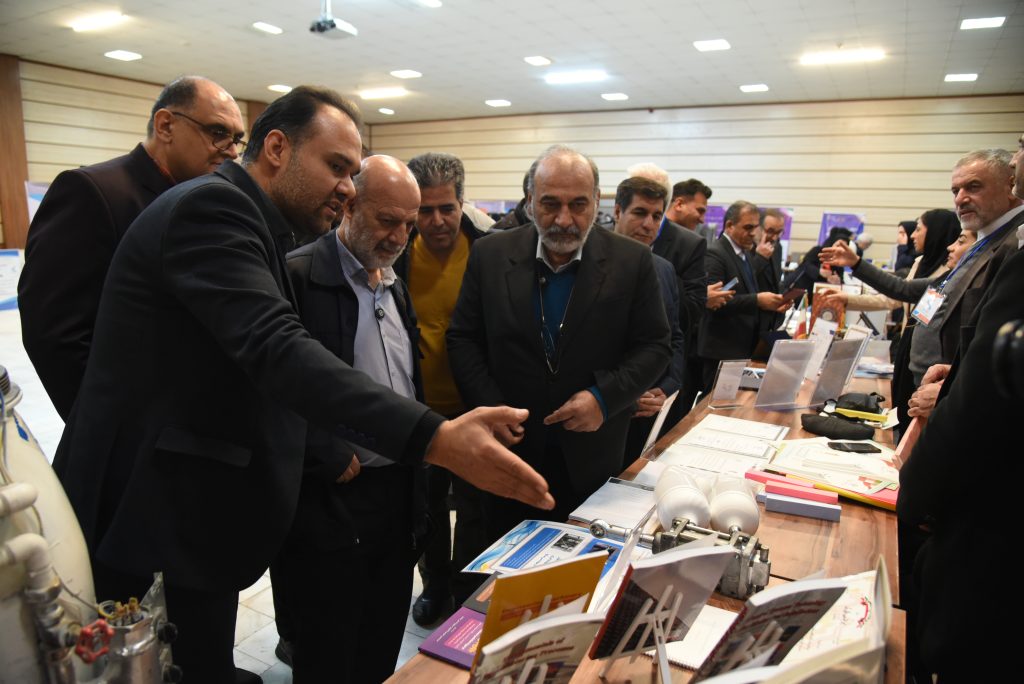بازدید دکتر خلیلی و دکتر محجوب از نمایشگاه دستاوردهای پژوهشی مراکز آموزشی خانه کارگر
