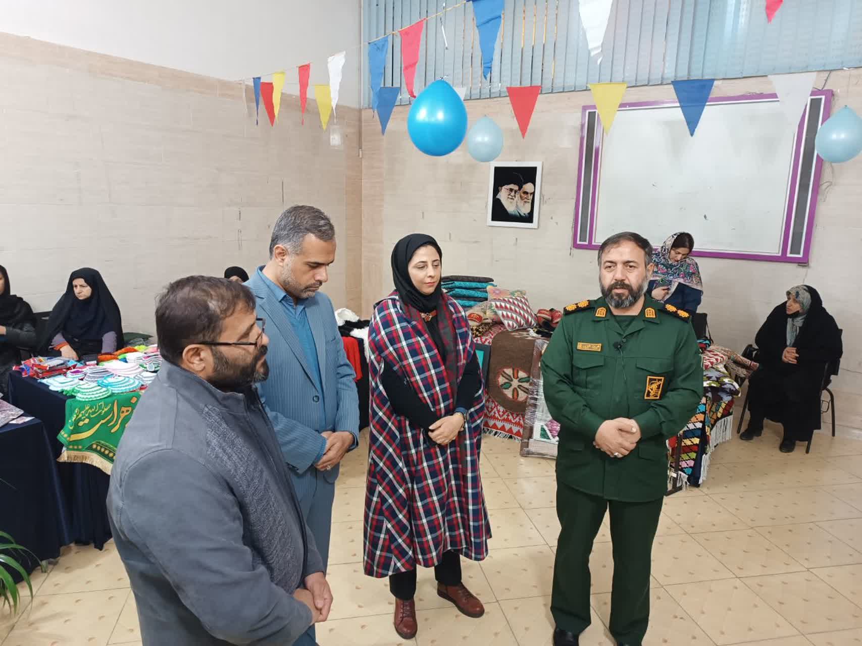 انتخاب عنوان «نور و امید» برای این رویداد، انتخابی نمادین نبود؛ بلکه پاسخی به یکی از عمیقترین شکافهای تاریخی در طراحی سیاستهای توسعهای در استان بود: ندیدهگرفتن نقش اقتصادی، فرهنگی و اجتماعی زنان بهویژه در مناطق پیرامونی.
نمایشگاه «نور و امید» نه فقط یک ویترین فروش برای محصولات زنان، بلکه نوعی «پلتفرم مفهومی» بود؛ پلتفرمی که با یک طراحی چندلایه تلاش کرد نگاه غالب به نقش زن در اقتصاد را از «تولید برای معیشت» به «تولید برای مشارکت» و از «کار در حاشیه» به «خلق ارزش در مرکز» منتقل کند.
